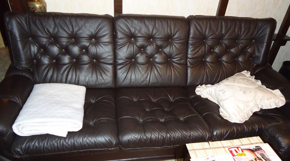 11.6.2014 Dražba sedací soupravy s vyvoláv. cenou 1.000Kč