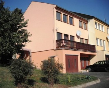 22.3.2016 Dražba ½ podílu na rodinném domě, okres Most. Vyvolávací cena 688.000Kč.