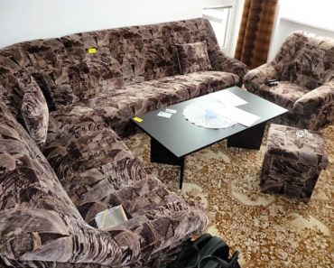 26.7.2016 Dražba rohové sedací soupravy. Vyvolávací cena 500 Kč.