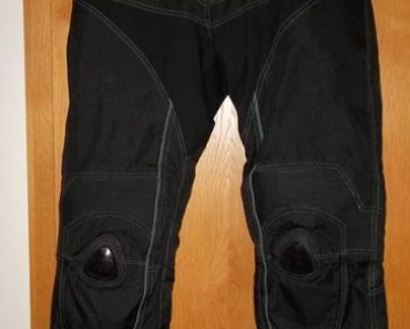 6.12.2016 Dražba nových dámských moto kalhot vel. 38. Vyvolávací cena 1.200 Kč.