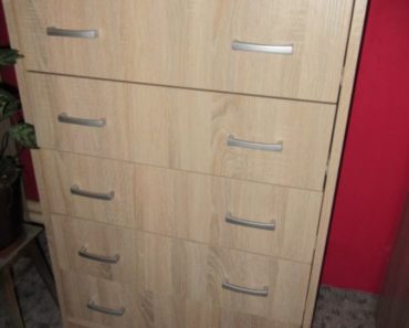 30.5.2017 Dražba komody. Vyvolávací cena 400 Kč. 30.5.2017 Dražba komody. Vyvolávací cena 400 Kč.