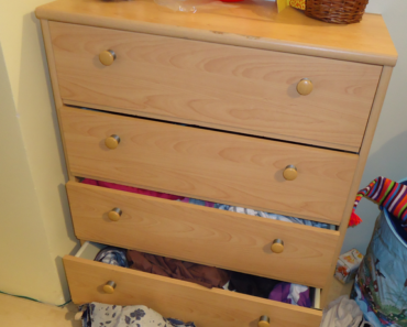 26.9.2017 Dražba skříňky. Vyvolávací cena 200 Kč.